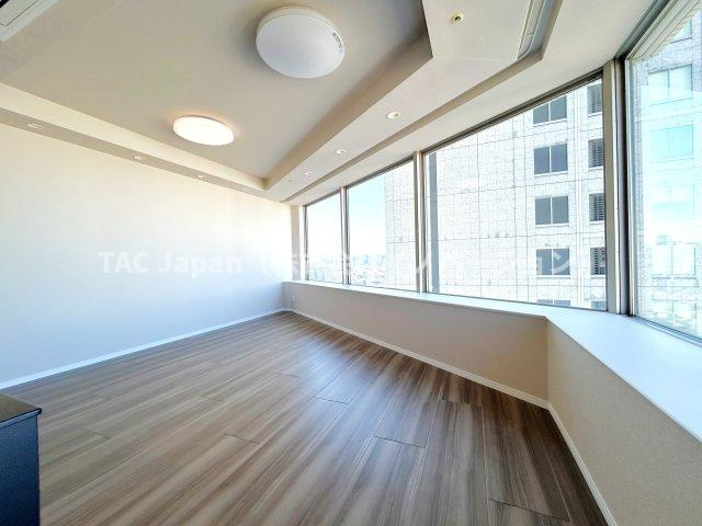 ブリリアタワー東京のその他|～Ｌiving room～
優しくリビングに注ぐ日差しはまるで「陽だまり」の様な暖かさ。高い断熱性は床暖房やエアコンを使いすぎず快適な居住空間を創造しています。