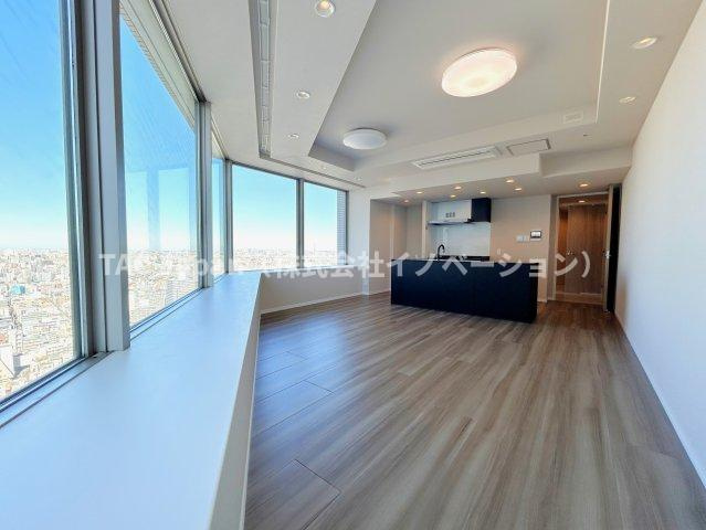 ブリリアタワー東京の居間・リビング|18.9帖のリビングは家族が1番くつろげる癒しの空間、家族が集い憩うリビングスペースはナチュラルカラーの明るい心地良い空間に仕上がりました。