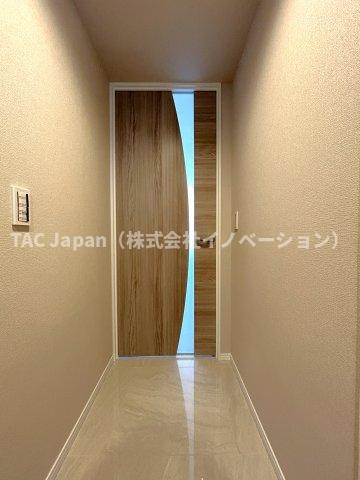 ブリリアタワー東京の玄関|リビングへとつながるホールは大理石調の床材を用いることにより、光の反射で開放感のあるスペースとなっています。リビングドアの月のデザインも一躍かっています。