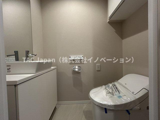 ブリリアタワー東京のトイレ|十分なスペースを確保したトイレ。
収納もございますのでシンプルな空間を保てます。