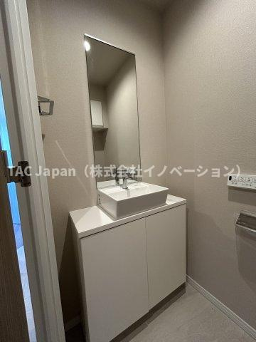 ブリリアタワー東京のトイレ|トイレの中には独立した手洗いがあり、又、鏡はちょっとした身だしなみチェックに活躍しそうですね。