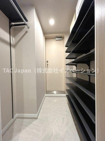 ブリリアタワー東京の玄関|玄関横に設置されたシューズインクローゼット。高さの調節もでき、お好きなサイズの靴はもちろん、傘やレインコート、ゴルフバック等も収納できるので、スッキリとした玄関が実現できます。