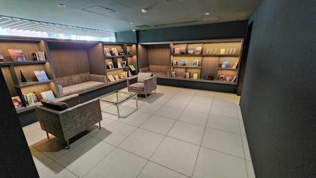 プライムメゾン浅草橋のロビー|1階ライブラリー
