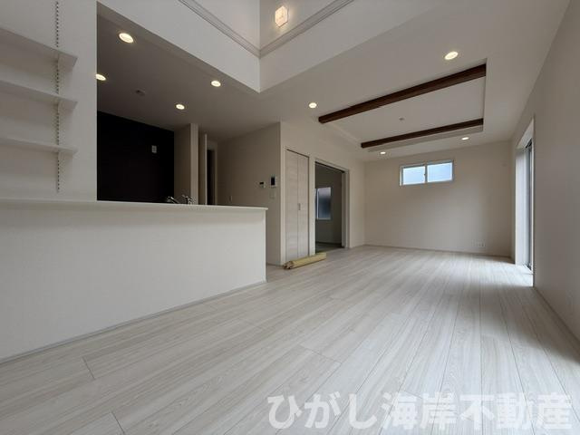 平塚市四之宮2丁目　新築戸建　全２棟の居間・リビング|18帖　LDK