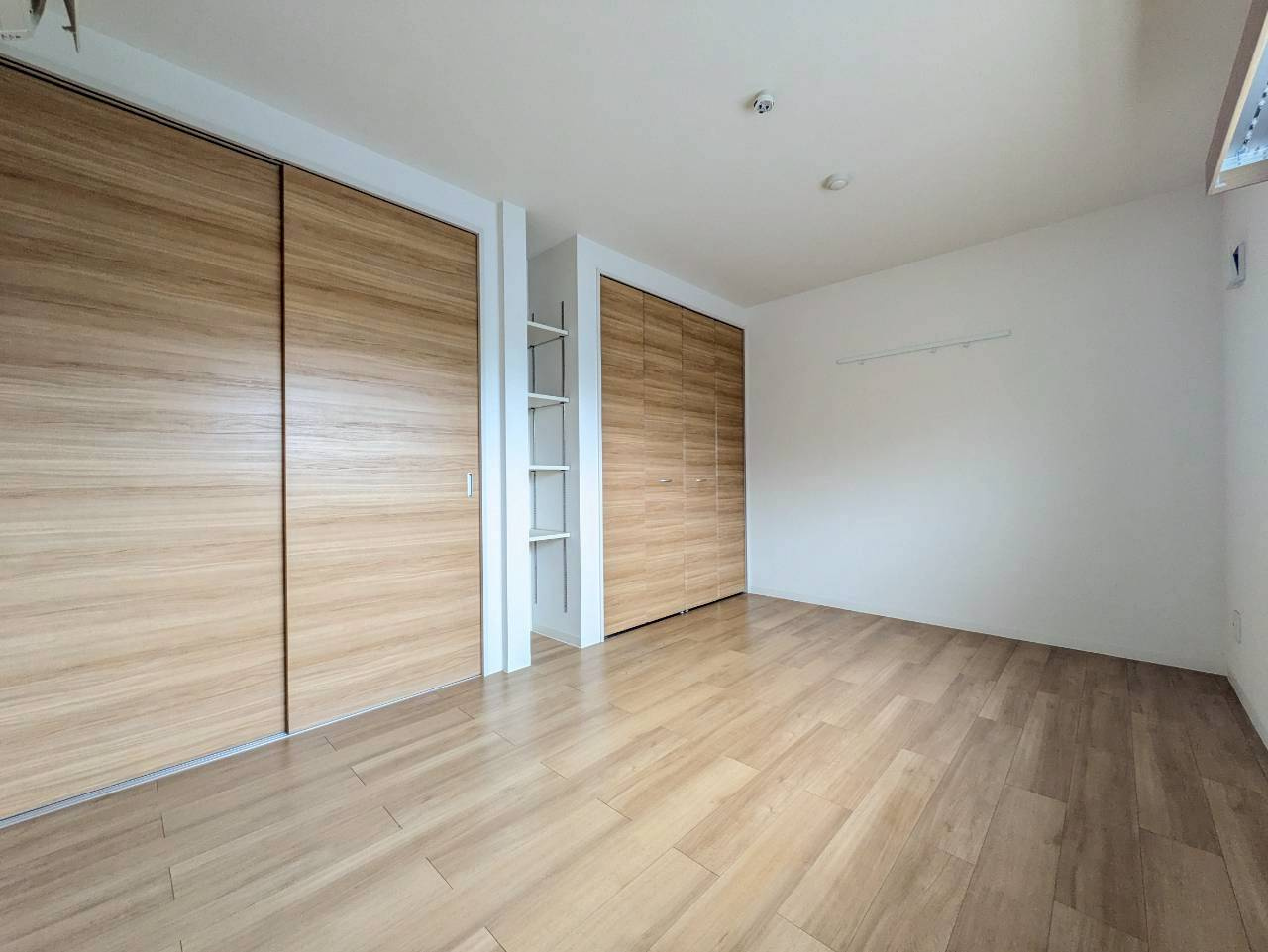 メゾン浦和根岸の収納|★玄関にトールタイプのシューズボックスを設置・姿鏡付き★