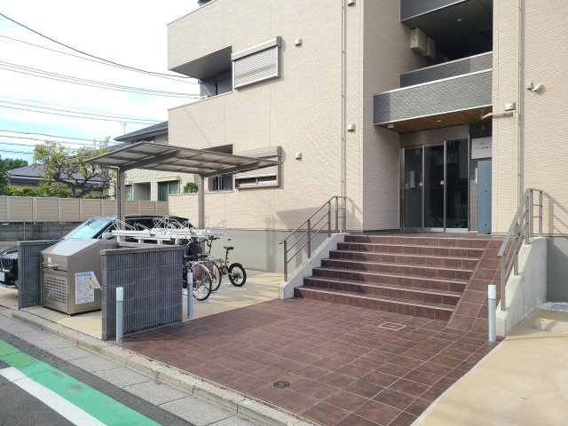 メゾン浦和根岸のロビー|★1階・共用部に宅配ボックスを完備！★