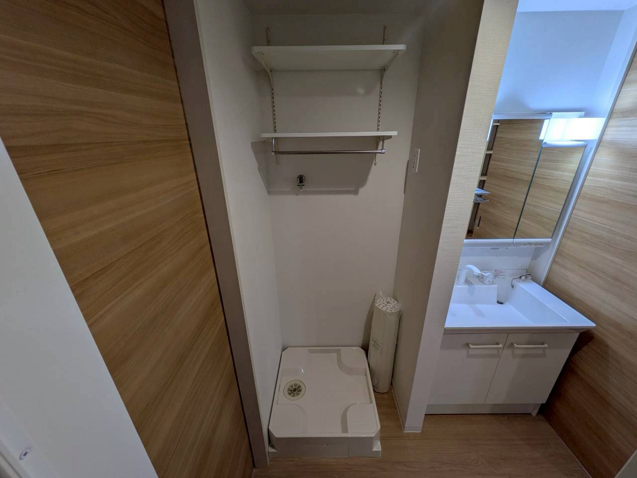 メゾン浦和根岸の洗面所|★３面鏡付きシャワードレッサー型洗面台＆室内洗濯機置場あり★