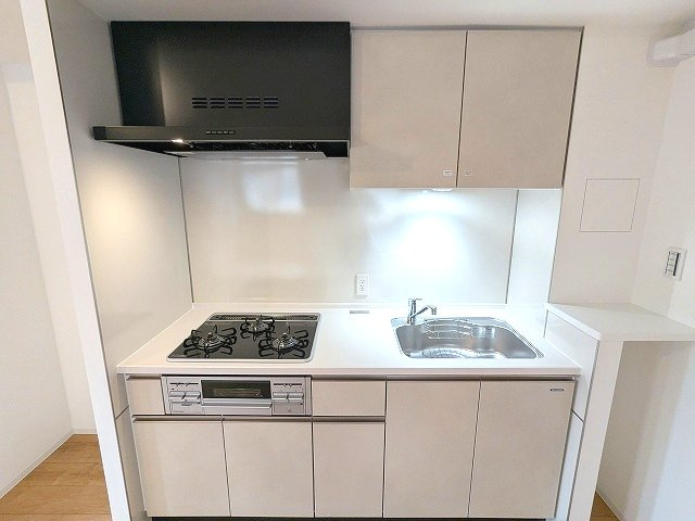 RETERRACE三ノ輪ウエストのキッチン|グリル付ガス3口システムキッチン、瀟洒でお手入れ楽なガラストップコンロです