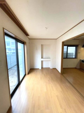 西宮市分銅町の洋室|室内にいても、たっぷりの陽光と爽やかな風を感じて頂ける、開放感あふれるリビングです。
ご家族と穏やかに過ごす、心地の良い時間が流れます。