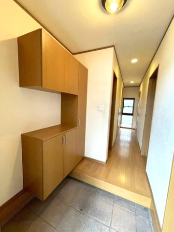 西宮市分銅町の玄関|散らかりがちな玄関もスッキリの玄関収納付