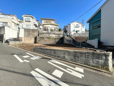 【前面道路含む現地写真】 | ◆◇横浜市港北区富士塚2丁目　建築条件なし売地◇◆ | ◆前面道路も幅員があり車の運転も安心！前面道路は閑静な住宅地。車通りの少ない道路です。お子様にも安心です。

