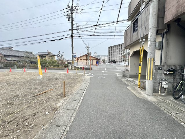 西京区上桂西居町　条件なし土地　２号地の前面道路含む現地写真|【南側道路】送迎サービスも行っておりますのでお気軽にお申しつけください。