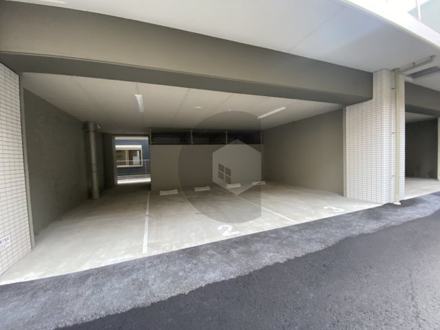 プレサンスNEO長堂アウローラの駐車場