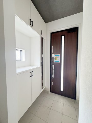 新築戸建・新築建売　会津若松市城西町2期　城西小・第四中の玄関|鏡付きの玄関収納はお出かけ前の身だしなみチェックもばっちりですね！