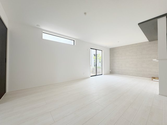 新築戸建・新築建売　会津若松市城西町2期　城西小・第四中の居間・リビング|陽当たり良好なリビング！ホワイトカラーで明るく家族の集まる憩いの空間です！