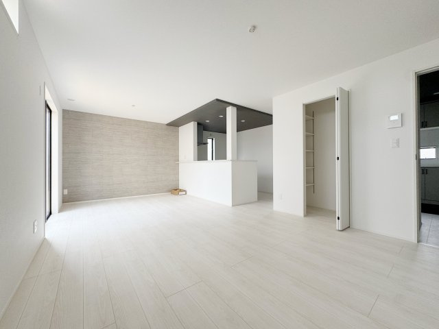 新築戸建・新築建売　会津若松市城西町2期　城西小・第四中の居間・リビング|対面キッチンからはリビングの様子も見渡せるので家事をしながらお子様の様子を見守ることもできます！