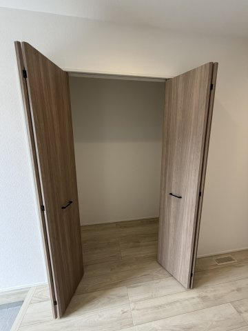 泉佐野市長滝新築戸建の収納|廊下に収納有