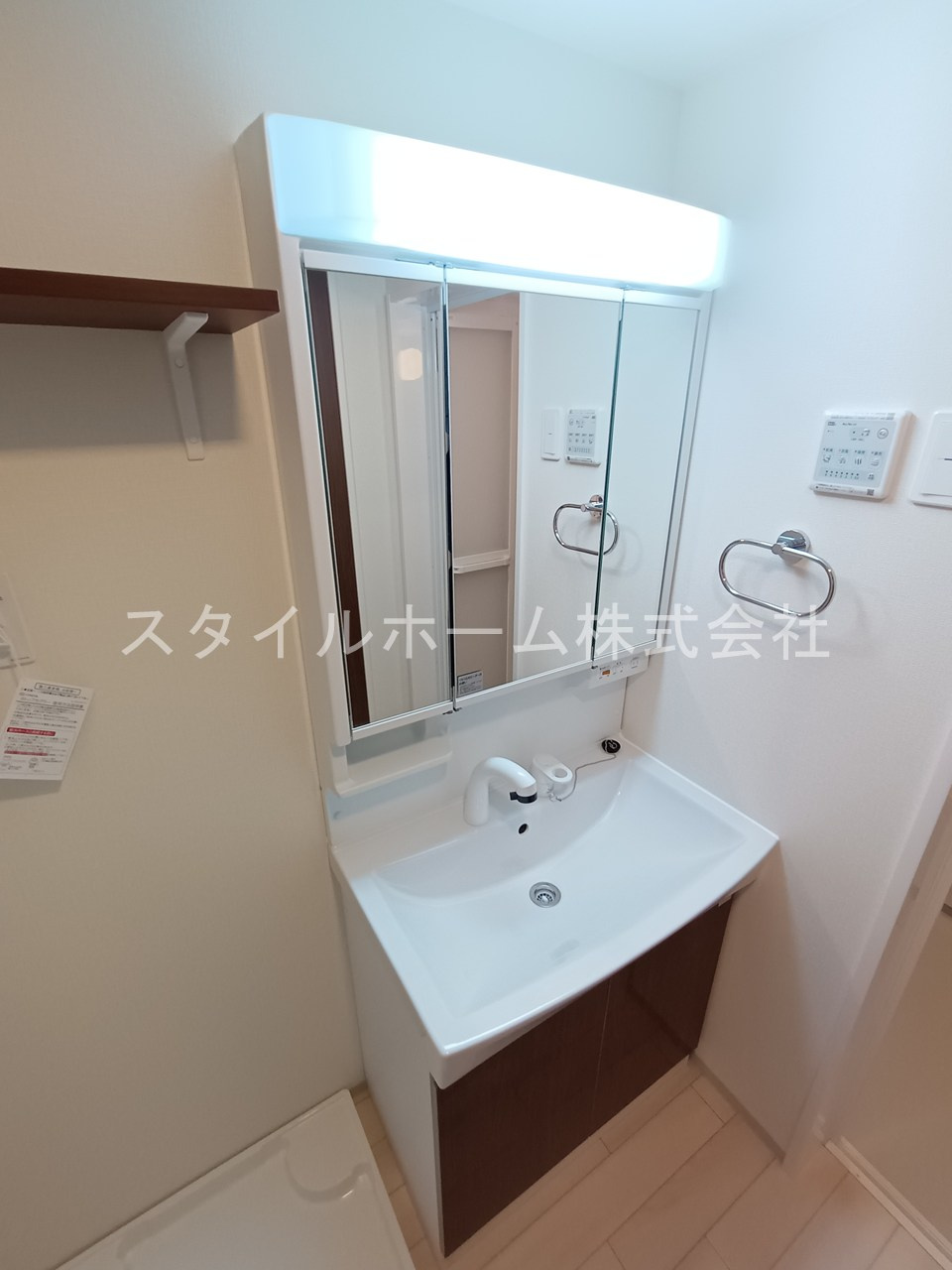 ベラ・カーサの洗面所|別部屋写真です。