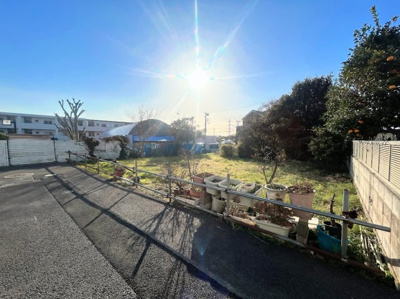 【前面道路含む現地写真】 | ◆横浜市港北区下田町売地◆ | ◆前面道路も幅員があり車の運転も安心！前面道路は閑静な住宅地。車通りの少ない道路です。お子様にも安心です。