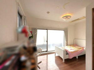 【バルコニー】 | 23.5平米もの開放感あふれる屋上ガーデン。周囲に遮るものがなく、青空の下で家族とランチを楽しんだり、お子様のビニールプールを出したりと、プライベートな外遊びを日常に取り入れられる贅沢な空間です。