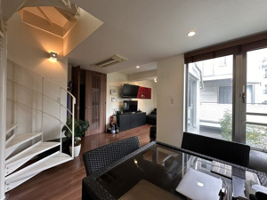 【バルコニー】 | 屋上へと続くスタイリッシュな螺旋階段室の外観。コンクリート打ち放しのモダンな意匠が、住まいの個性を引き立てます。防水対策やお手入れもしやすい設計で、ガーデニングなどの趣味も存分に満喫いただけます。