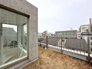 【バルコニー】 | 屋上からは開放的な街並みを見渡せます。室外機置き場も隅に配置され、メインのガーデンスペースを広く使える工夫が嬉しいポイント。心地よい風を感じながら、夜は星空を眺めて夫婦で語らうひと時も素敵ですね。