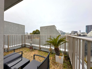 【内装】 | 白を基調とした明るい玄関ホール。毎日家族を送り出し、迎え入れる場所だからこそ、清潔感と明るさにこだわっています。階段へと続く動線もスムーズで、帰宅後すぐにリビングへ向かえる設計になっています。