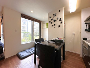 【内装】 | 住まいの象徴となる美しい螺旋階段。吹き抜けのような開放感を演出するとともに、上下階を軽やかにつなぎます。光が階下まで届きやすく、室内に立体的な変化とデザイン性をもたらす、こだわりの設計です。