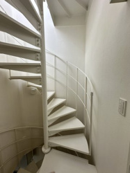 【寝室】 | 各居室にクローゼットを配置。持ち物に合わせて整理整頓がしやすく、お部屋を広く使うことができます。白を基調とした扉が壁と一体化し、空間をより広く見せてくれる視覚的な工夫も施されています。