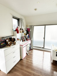 【寝室】 | 3階の居室は高い天井高が確保され、数値以上の広がりを感じさせます。エアコンも効率的に配置されており、夏も冬も快適。家族それぞれのプライベートな時間を大切にできる、独立性の高い間取りが魅力です。