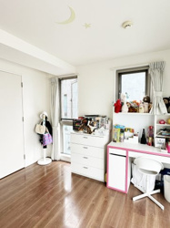 【トイレ】 | 温水洗浄便座完備の清潔感あるトイレ。独立した手洗いカウンターが備わっているため、来客時もスマートにご案内いただけます。収納棚も設置されており、予備の備品なども目立たずスッキリと収まります。