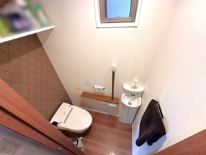 【展望】 | 安全面に配慮されたしっかりとしたフェンスが設置されており、小さなお子様がいるご家庭でも安心。周辺には緑も見え、都会の利便性を享受しながらも、四季の移ろいを身近に感じられる健やかな住環境が魅力です。