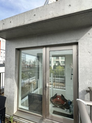 【展望】 | 3階居室側のバルコニーからは、視界が開けた開放的な景色が広がります。向かいの建物との距離も保たれており、室内にいながらも圧迫感なく過ごせるため、心身ともにリフレッシュできる穏やかな毎日が叶います。