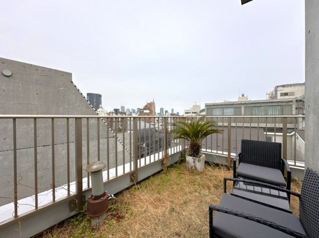 【外観】 | 重厚感のある門柱とアイアン調の門扉が、住まいの風格を物語ります。コンクリートの質感とグリーンのコントラストが美しく、帰宅するたびに「我が家」への愛着と安心感に包まれるような、洗練されたアプローチです。