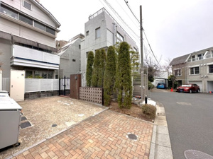 【エントランス】 | 門扉の先には、温かみのあるタイル敷きのアプローチが広がります。手入れの行き届いた植栽が彩りを添え、ゲストを優雅に迎え入れるとともに、日々の暮らしに四季の潤いと心のゆとりを与えてくれます。