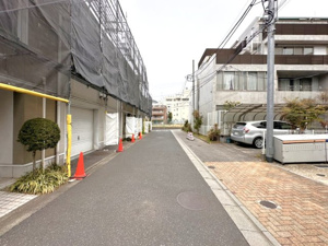 【エントランス】 | 門扉の先には、温かみのあるタイル敷きのアプローチが広がります。手入れの行き届いた植栽が彩りを添え、ゲストを優雅に迎え入れるとともに、日々の暮らしに四季の潤いと心のゆとりを与えてくれます。