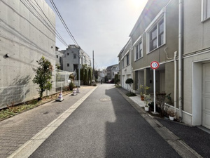 【周辺】 | 電柱が整理され、スッキリとした空が広がる周辺環境。交通量も少なく、お子様との歩行も安心感があります。周辺の建物とも調和しており、この街の一部として暮らす喜びを実感できる、良好な住環境です。