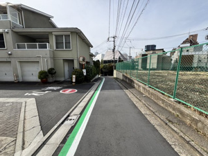 【周辺】 | 電柱が整理され、スッキリとした空が広がる周辺環境。交通量も少なく、お子様との歩行も安心感があります。周辺の建物とも調和しており、この街の一部として暮らす喜びを実感できる、良好な住環境です。