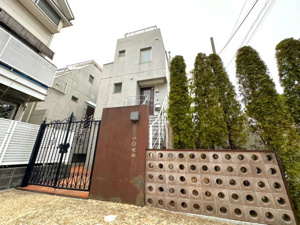 【居間・リビング】 | リビングの奥にはソファやテレビボードを配置できるゆとりがあります。壁面が多く、お好みのインテリアを飾りやすいのも特徴。家族で映画を観たり、読書を楽しんだりと、思い思いの休日を過ごせる空間です。