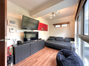 【キッチン】 | 約14.0帖のLDKは、白を基調とした清潔感のある空間。壁面収納や吊戸棚が充実しており、散らかりがちなキッチン用品もスッキリ片付きます。お料理中も家族の気配を感じられる、一体感のあるリビングです。