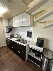 【キッチン】 | 家事の時間を短縮してくれるビルトイン食洗機を標準装備。手荒れを防ぐだけでなく、食後の片付け時間を家族との団らんに充てられます。黒のパネルが空間を引き締め、お料理がより楽しくなるモダンなキッチンです。