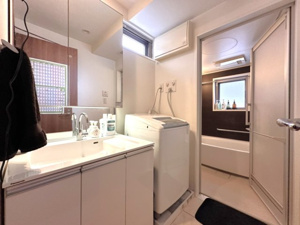 【寝室】 | 2面採光で明るい光が差し込む約7.2帖の主寝室。大きなベッドを置いてもゆとりがあり、ウォークインクローゼットも完備されています。朝の目覚めが心地よくなる、プライベート感あふれる安らぎの居室です。