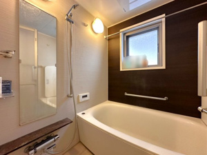 【洋室】 | お子様部屋やワークスペースに最適な約5.1帖の洋室。クローゼットが備わっており、衣類や学用品も機能的に収納できます。窓からは明るい光が入り、集中して勉強や作業に取り組める静かな環境が整っています。