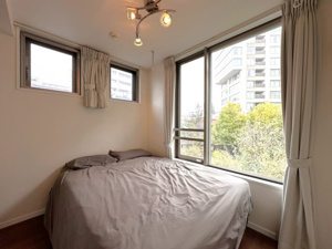 【居間・リビング】 | 2階のLDKは、家具の配置がしやすい縦長のフォルム。大きな窓から採光が確保され、日中は明るい日差しが差し込みます。パパやママがくつろぐソファスペースも確保でき、家族が自然と集まる心地よい場所です。