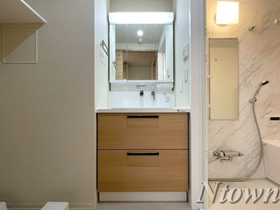 【独立洗面台】 | ロイヤルカーサ千種 | 独立洗面台、小物を置くことができて便利です