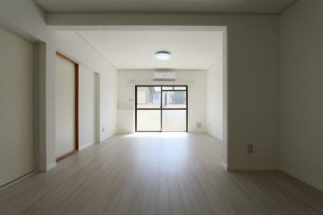 メゾンドベルウッドA棟の居間・リビング