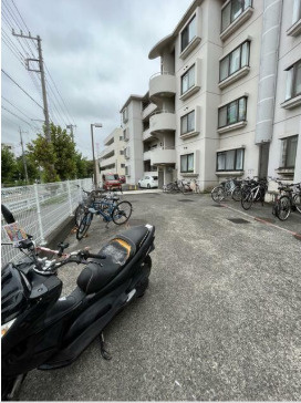 メゾンドベルウッドA棟の駐車場