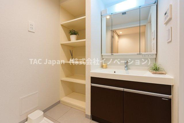 フェルクルールプレスト三ノ輪駅前の独立洗面台|明るい洗面スペースは、使いやすさを徹底的に追求した設計です。忙しい朝も快適に自然と笑顔がこぼれる心地よいひとときを叶えます。毎日の身支度がスムーズに整う、家族みんなに優しい空間です。