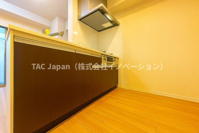 フェルクルールプレスト三ノ輪駅前のキッチン|家族の笑顔が広がり、自然と会話が弾むゆとりある安心設計の広々キッチン。使い勝手の良さと開放感が調和し、毎日の料理時間をもっと楽しく、心豊かに彩ります。