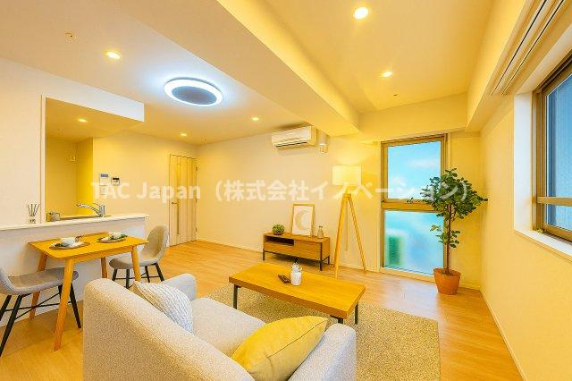 フェルクルールプレスト三ノ輪駅前の居間・リビング|窓からこぼれる光に包まれたリビングは、空間のゆとりと心地よさを感じる特別な場所。朝のコーヒーも、家族との何気ない会話も、この空間にいるだけで豊かに感じられる──そんな、暮らしの中心がここにあります。